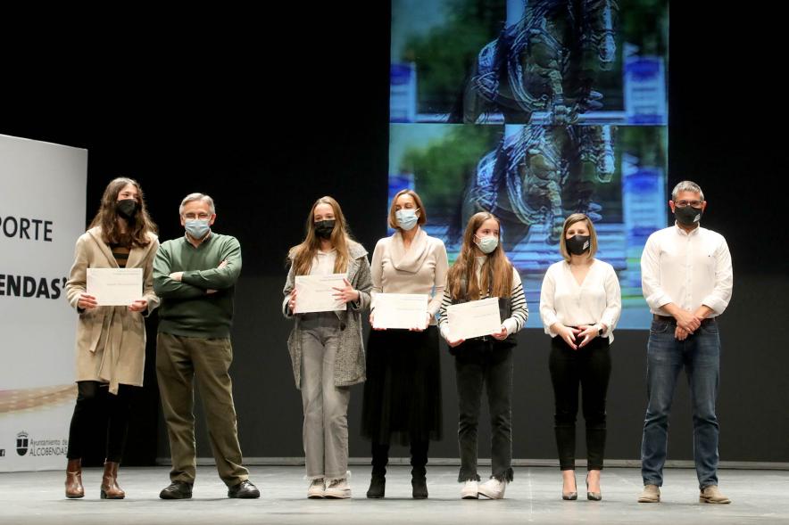 Gala del Deporte 2021 - Posado de las premiadas con las autoridades municipales, con mascarilla.