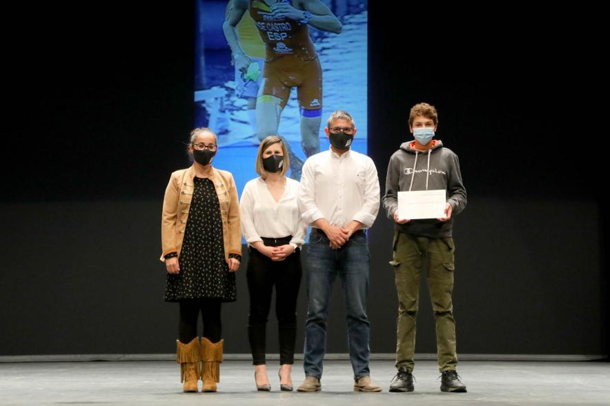 Gala del Deporte 2021 - Posado de un deportista premiado con las autoridades municipales, con mascarilla.