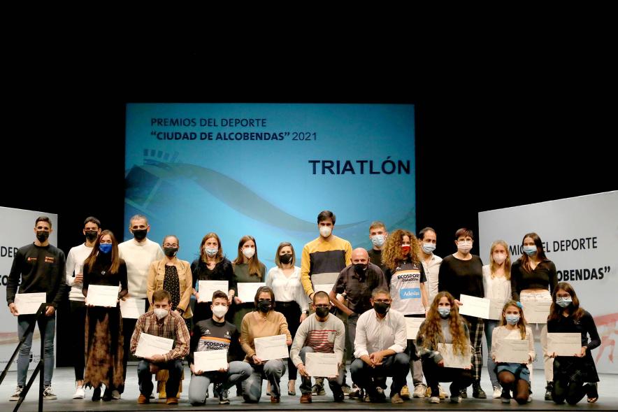 Gala del Deporte 2021 - Posado de los premiados con las autoridades municipales, con mascarilla.