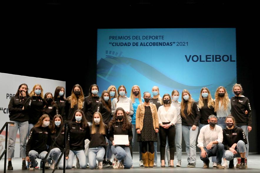 Gala del Deporte 2021 -  Posado del equipo de voleibol con las autoridades municipales.