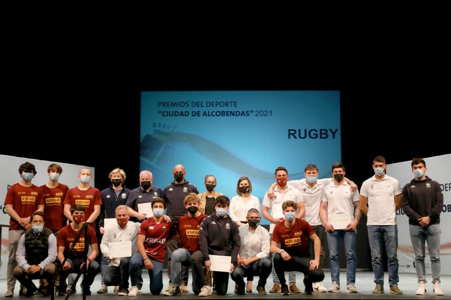 Gala del Deporte 2021 - - Posado del equipo de esgrima con las autoridades municipales.