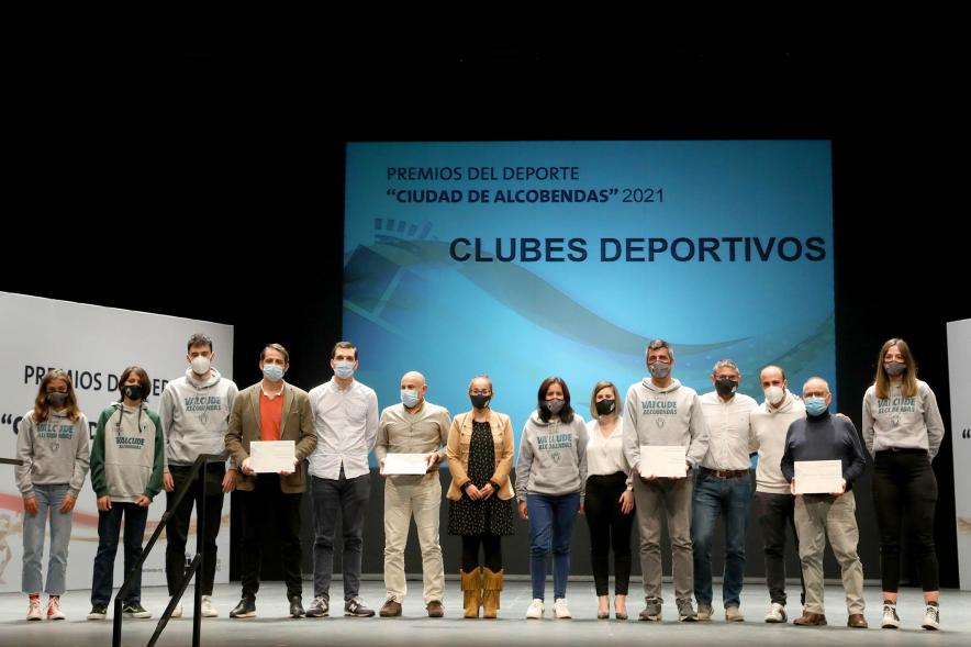 Gala del Deporte 2021 - Posado de los premiados con las autoridades municipales, con mascarilla.