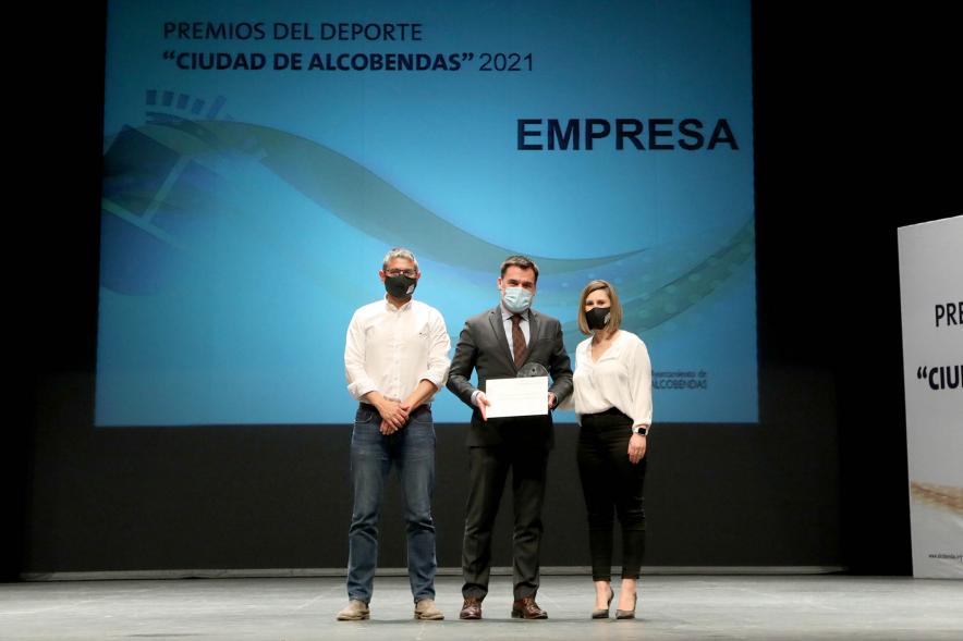 Gala del Deporte 2021 - Posado de un deportista premiado con las autoridades municipales, con mascarilla.