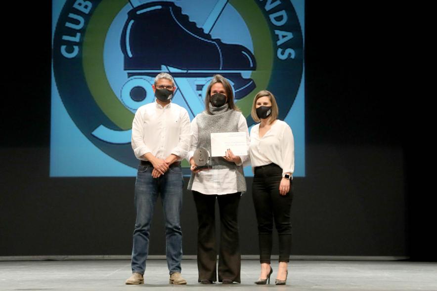 Gala del Deporte 2021 - Posado de una deportista premiada con las autoridades municipales, con mascarilla.