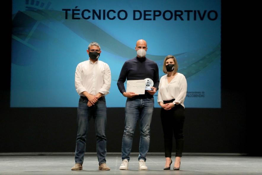Gala del Deporte 2021 - Posado de un deportista premiado con las autoridades municipales, con mascarilla.
