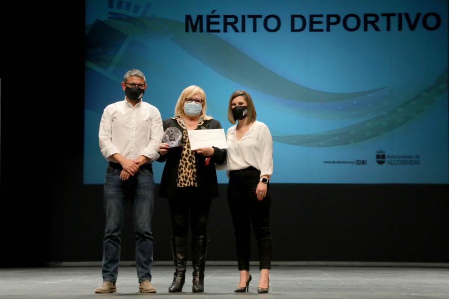 Gala del Deporte 2021 -  Posado de una deportista premiada con las autoridades municipales, con mascarilla.