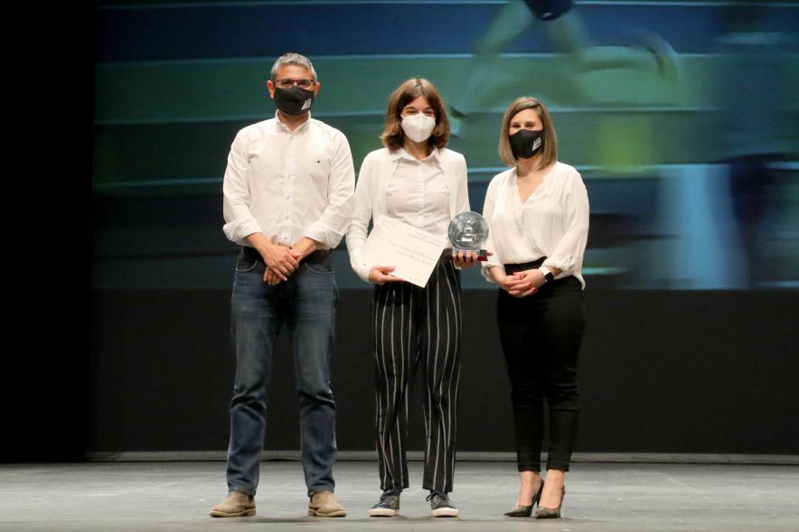 Gala del Deporte 2021 - Posado de un deportista premiado con las autoridades municipales, con mascarilla.