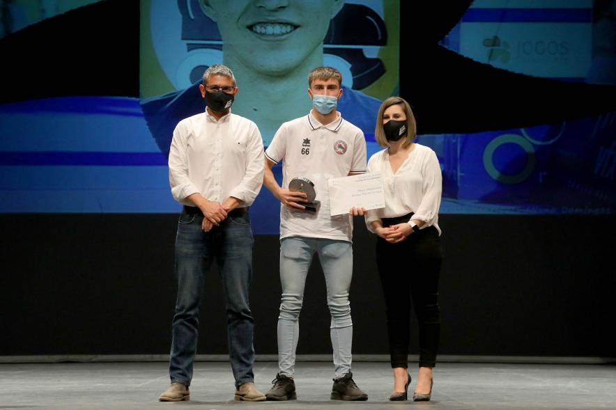 Gala del Deporte 2021 - Posado de un deportista premiado con las autoridades municipales, con mascarilla.