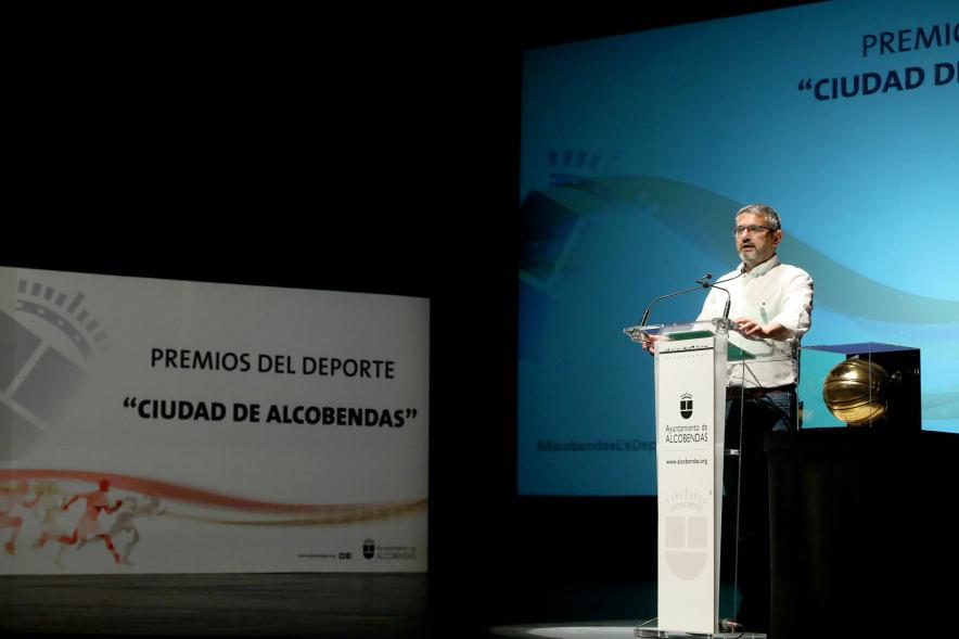 Gala del Deporte 2021 - Primer plano de Rafael Sánchez Acera, presentando el acto.