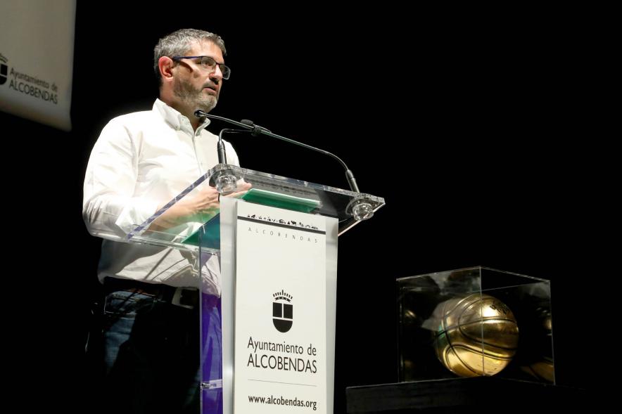 Gala del Deporte 2021 - - Primer plano de Rafael Sánchez Acera, presentando el acto.