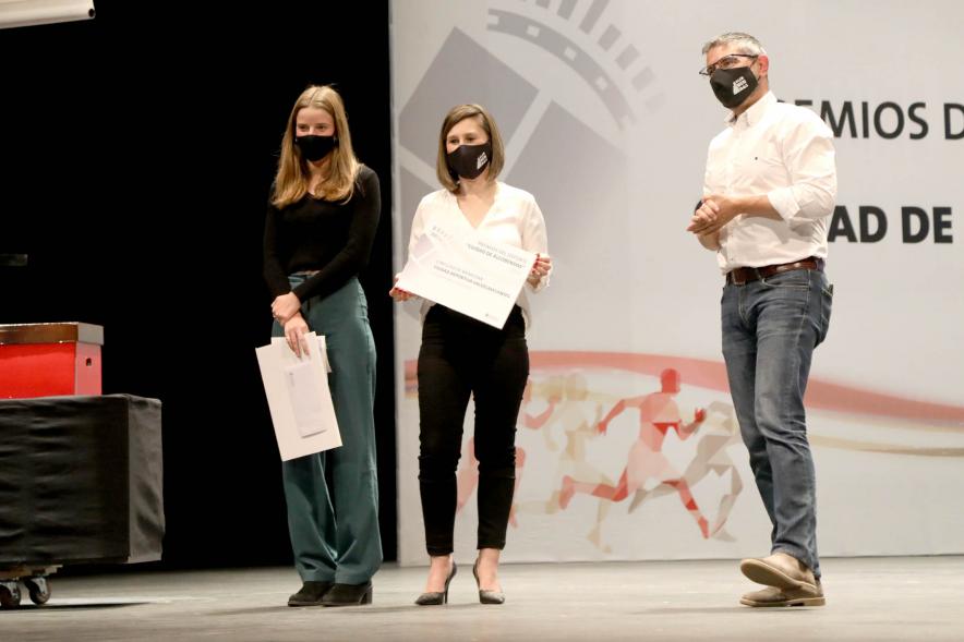 Gala del Deporte 2021 - Posado de una deportista premiada con las autoridades municipales, con mascarilla.