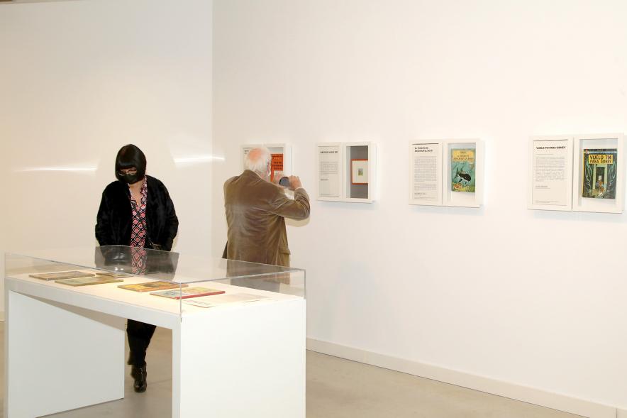 Inauguración Exposición "Miradas Tintinófilas" -  Imagen de personas mirando la exposición.