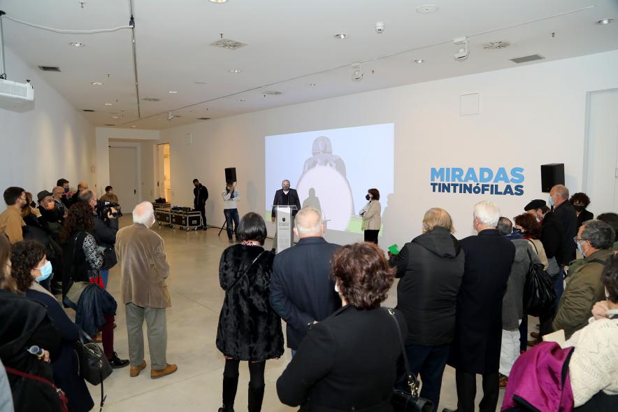 Inauguración Exposición "Miradas Tintinófilas" - Imagen lejana de un momento de la intervención del comisario de la exposición, Álex Muñoz.
