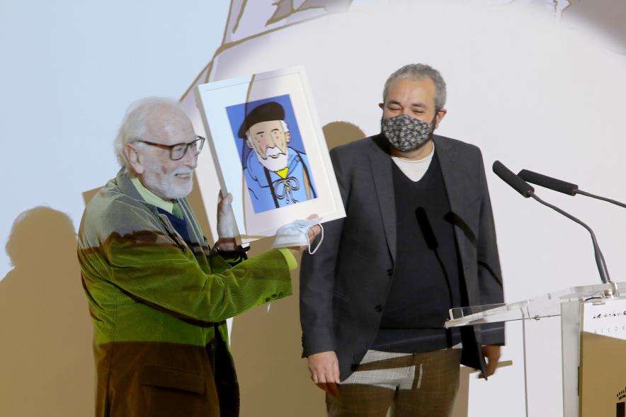  Inauguración Exposición "Miradas Tintinófilas" - Imagen del momento de la entrega de un retrato a Eduardo Martínez de Pisón "Tintinófilo", uno de los invitados al acto.