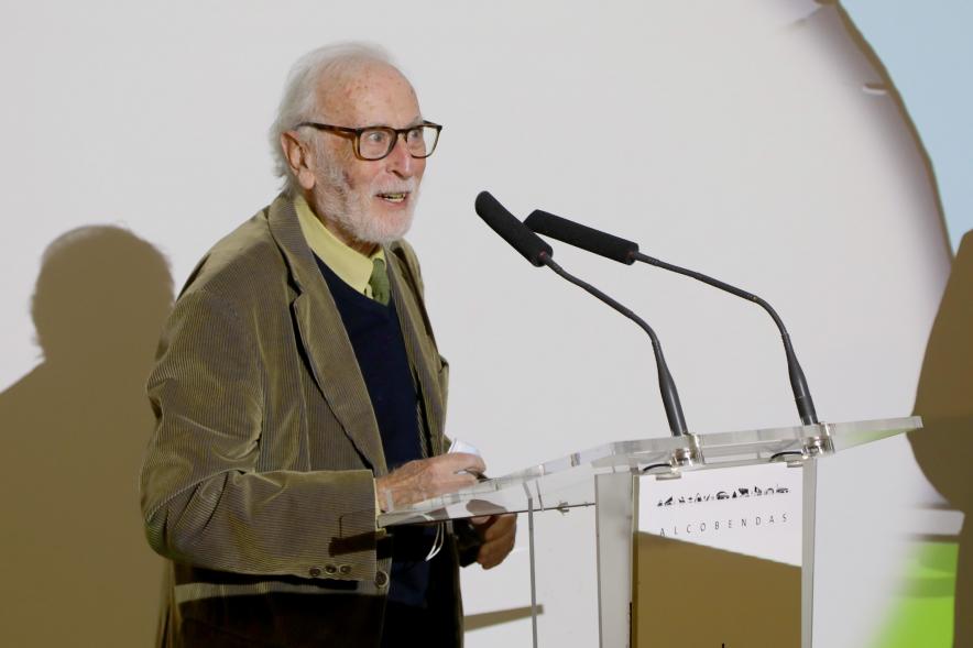 Inauguración Exposición "Miradas Tintinófilas" - Imagen de Eduardo Martínez de Pisón, dirigiéndose al público asistente.