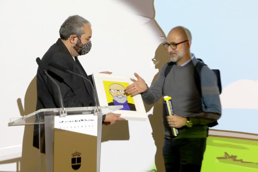   Inauguración Exposición "Miradas Tintinófilas" - Imagen del periodista Álex Puig recibiendo su retrato.