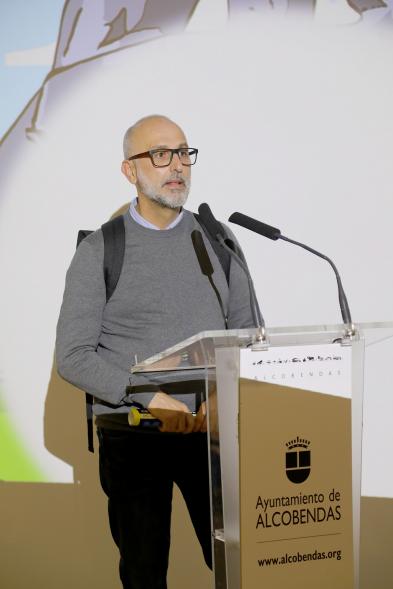  Inauguración Exposición "Miradas Tintinófilas" -Imagen del periodista Álex Puig dirigiéndose al público asistente.