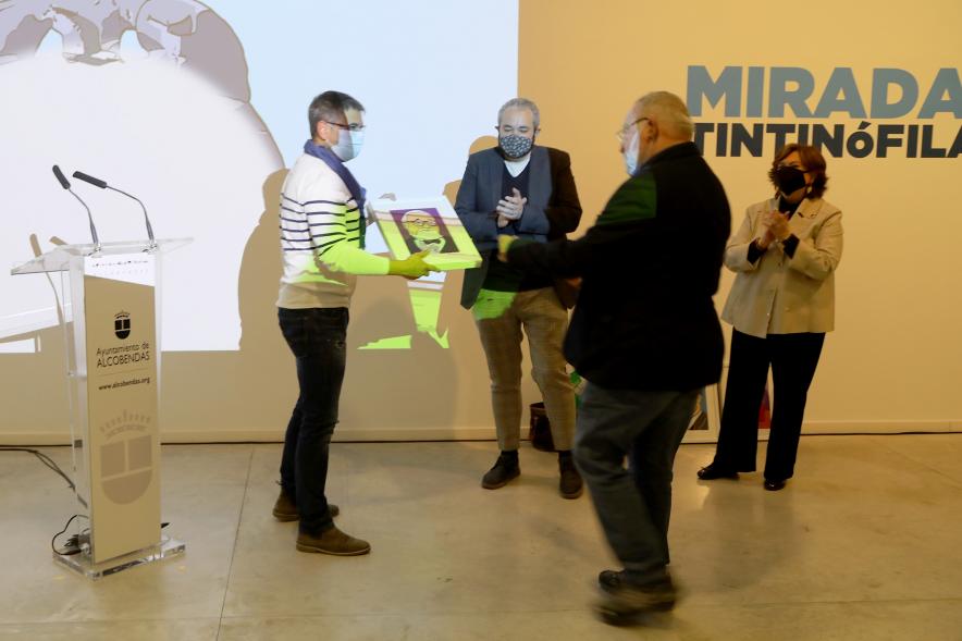  Inauguración Exposición "Miradas Tintinófilas" - Imagen del vicealcalde Rafael Sánchez Acera entregando su retrato a Fernando Savater.