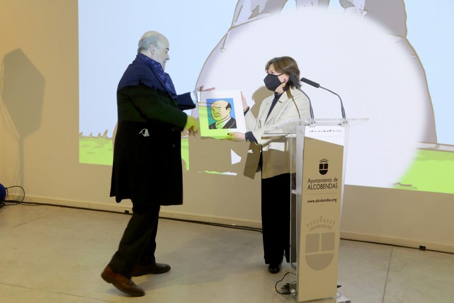  Inauguración Exposición "Miradas Tintinófilas" - Imagen de la concejala de Cultura Rosario Tamayo entregando su retrato al actor Antonio Resines.