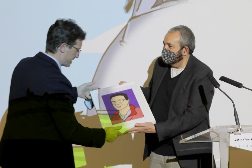  Inauguración Exposición "Miradas Tintinófilas" - Imagen del comisario de la exposición, Álex Muñoz entregando su retrato a Pedro Rey.