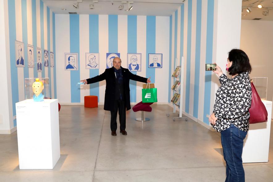  Inauguración Exposición "Miradas Tintinófilas" - Imagen del actor Antonio Resines recorriendo la exposición.