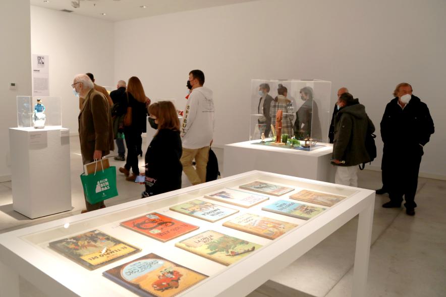 Inauguración Exposición "Miradas Tintinófilas" -  Imagen del público recorriendo la exposición.
