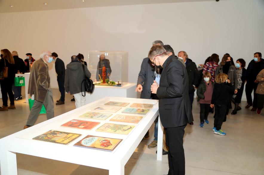    Inauguración Exposición "Miradas Tintinófilas" - Imagen del público recorriendo la exposición.