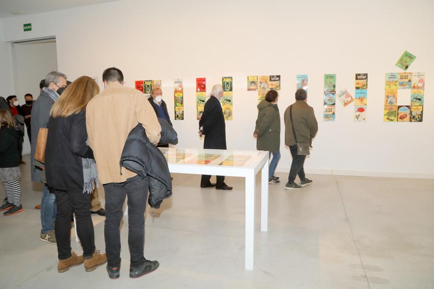 Inauguración Exposición "Miradas Tintinófilas" - Imagen del público recorriendo la exposición.