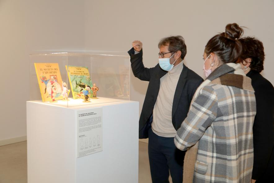 Inauguración Exposición "Miradas Tintinófilas" - Imagen del público recorriendo la exposición.