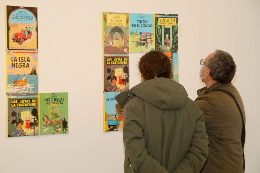 Inauguración Exposición "Miradas Tintinófilas" - Imagen de personas mirando la exposición.