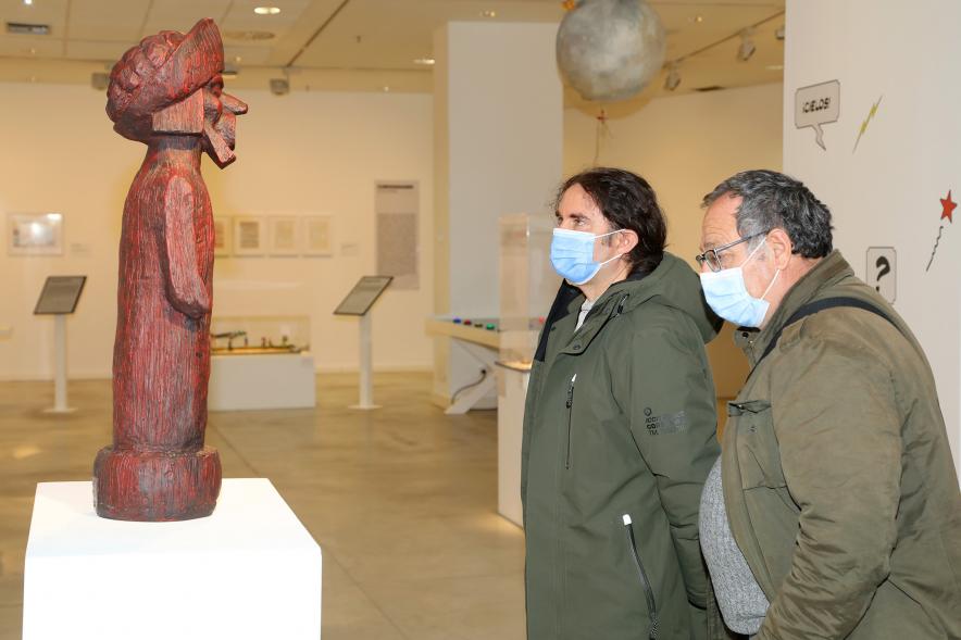  Inauguración Exposición "Miradas Tintinófilas" - Imagen de personas mirando la exposición.