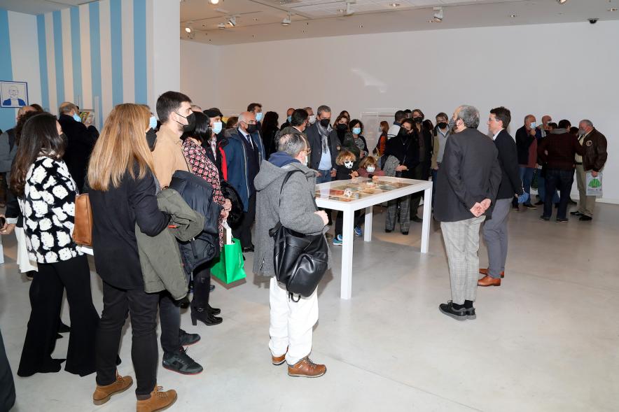 Inauguración Exposición "Miradas Tintinófilas" - Imagen del comisario de la exposición, Álex Muñoz y Pedro Rey explicando a los asistentes detalles de la exposición.
