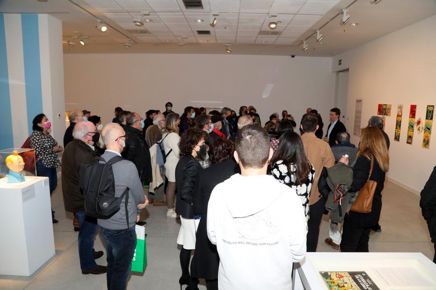  Inauguración Exposición "Miradas Tintinófilas" - Imagen del comisario de la exposición, Álex Muñoz y Pedro Rey explicando a los asistentes detalles de la exposición.