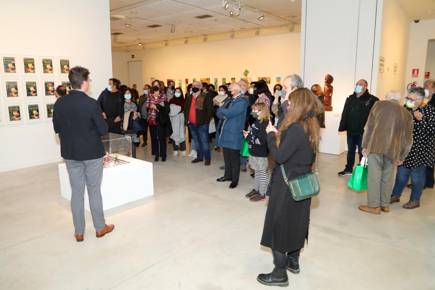  Inauguración Exposición "Miradas Tintinófilas" - magen de Pedro Rey explicando a los asistentes detalles de la exposición.