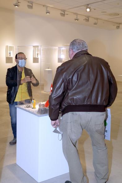 Inauguración Exposición "Miradas Tintinófilas" - Imagen de personas mirando la exposición.