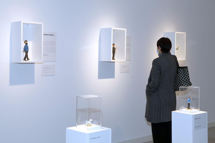  Inauguración Exposición "Miradas Tintinófilas" - Imagen de personas mirando la exposición.