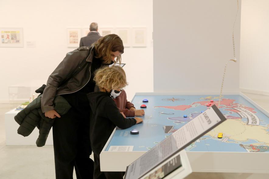 Inauguración Exposición "Miradas Tintinófilas" -  Imagen de personas mirando la exposición.