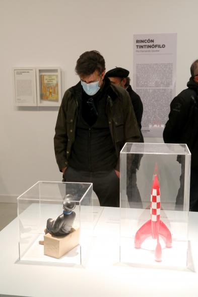   Inauguración Exposición "Miradas Tintinófilas" -  Imagen de personas mirando la exposición.