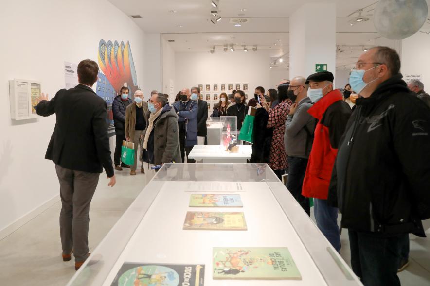  Inauguración Exposición "Miradas Tintinófilas" - Imagen de Pedro Rey explicando a los asistentes detalles de la exposición.