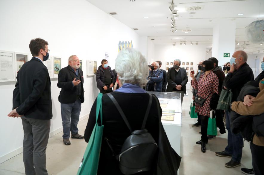  Inauguración Exposición "Miradas Tintinófilas" -  Imagen de Fernando Savater explicando a los asistentes detalles de la exposición.