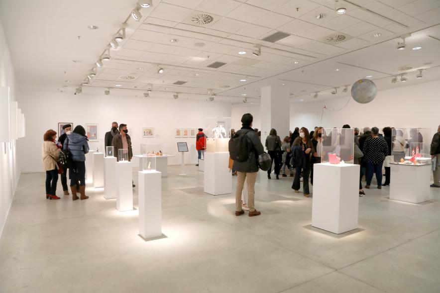  Inauguración Exposición "Miradas Tintinófilas" -  Imagen del público recorriendo la exposición.