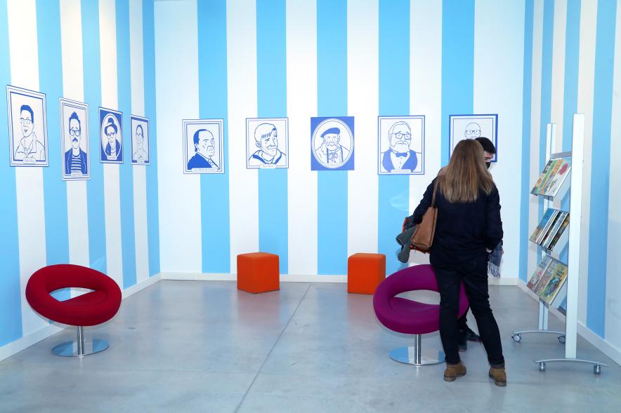 Inauguración Exposición "Miradas Tintinófilas" - Imagen de personas mirando la exposición.