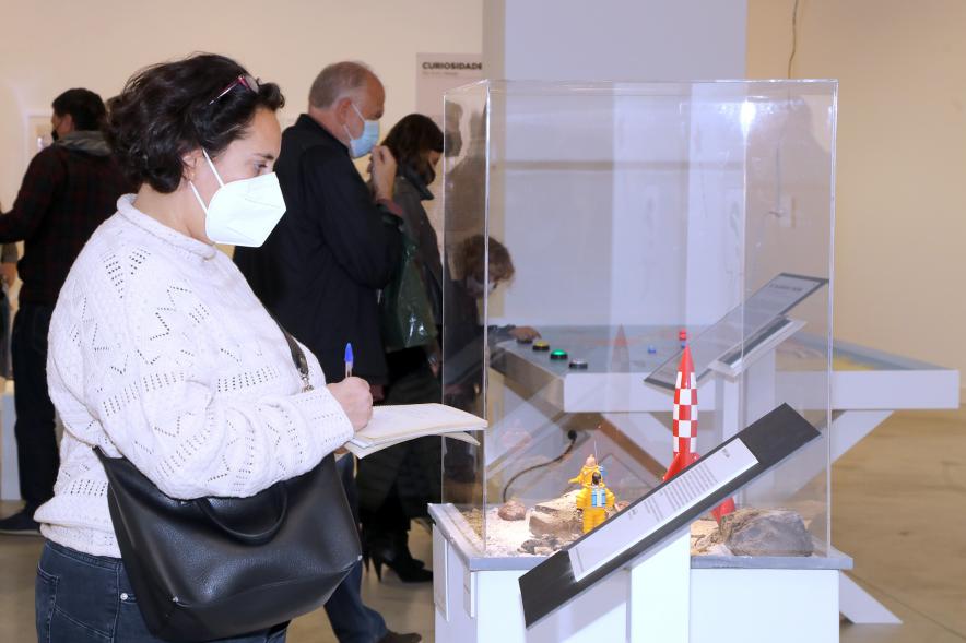 Inauguración Exposición "Miradas Tintinófilas" -  Imagen de personas mirando la exposición.