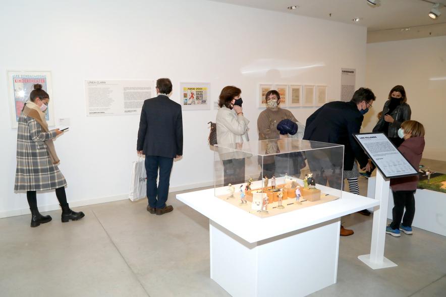  Inauguración Exposición "Miradas Tintinófilas" - Imagen de personas mirando la exposición.