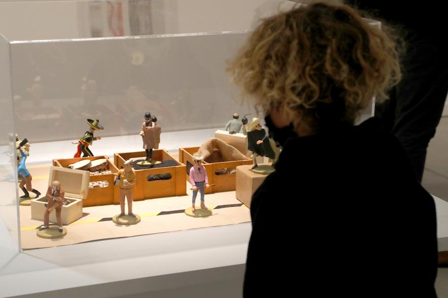  Inauguración Exposición "Miradas Tintinófilas" -  Imagen de persona mirando la exposición.