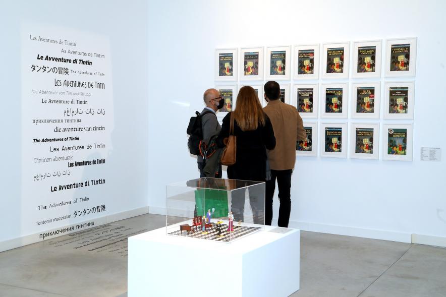  Inauguración Exposición "Miradas Tintinófilas" -  Imagen de personas mirando la exposición.
