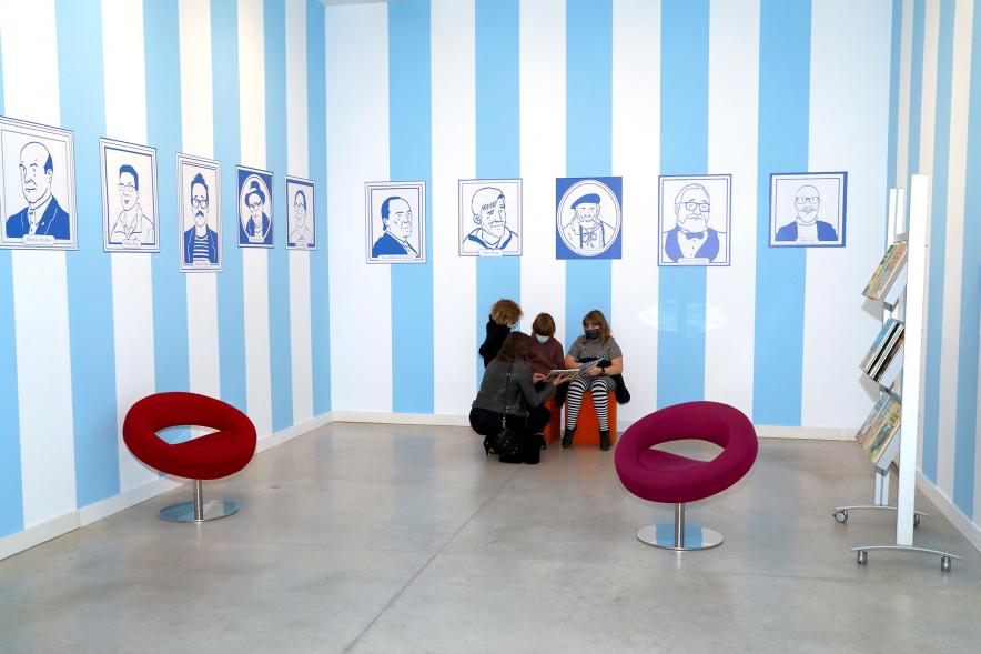 Inauguración Exposición "Miradas Tintinófilas" - Imagen de personas mirando la exposición.