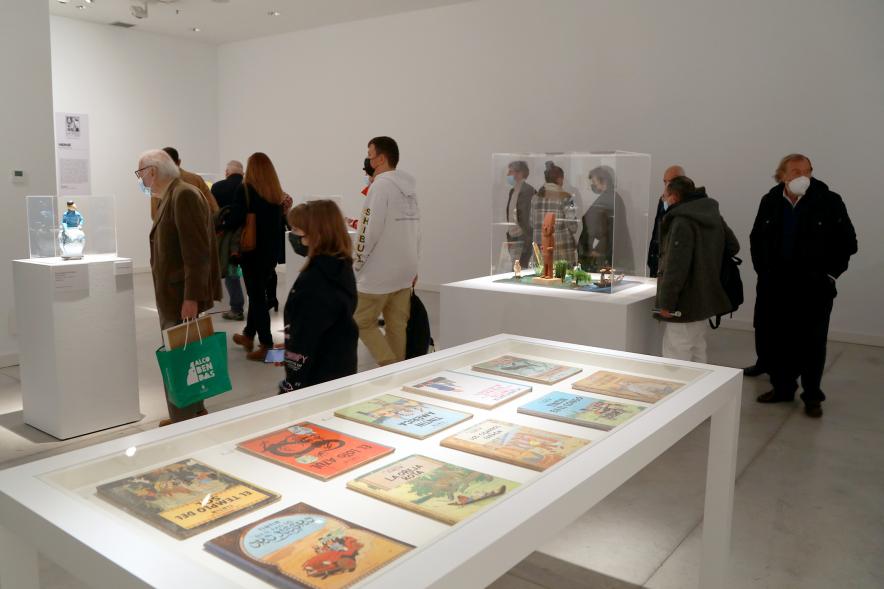 Inauguración Exposición "Miradas Tintinófilas" - Imagen del público recorriendo la exposición.