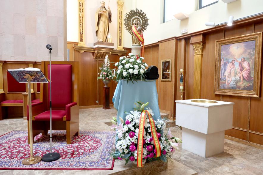 Misa del Día de la Hispanidad en la Iglesia de San Lesmes - Primer plano de la Virgen y de la ofrenda floral.