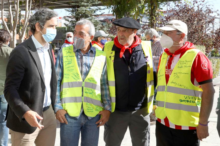 Alcalde Aitor Retolaza charla con asistentes